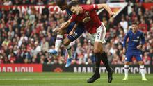 Bek Manchester United, Harry Maguire (kanan) berjibaku dengan pemain Chelsea, Christian Pulisic, pada laga di Stadion Old Trafford, Minggu (11/8/2019).  (AFP / Oli Scarff)