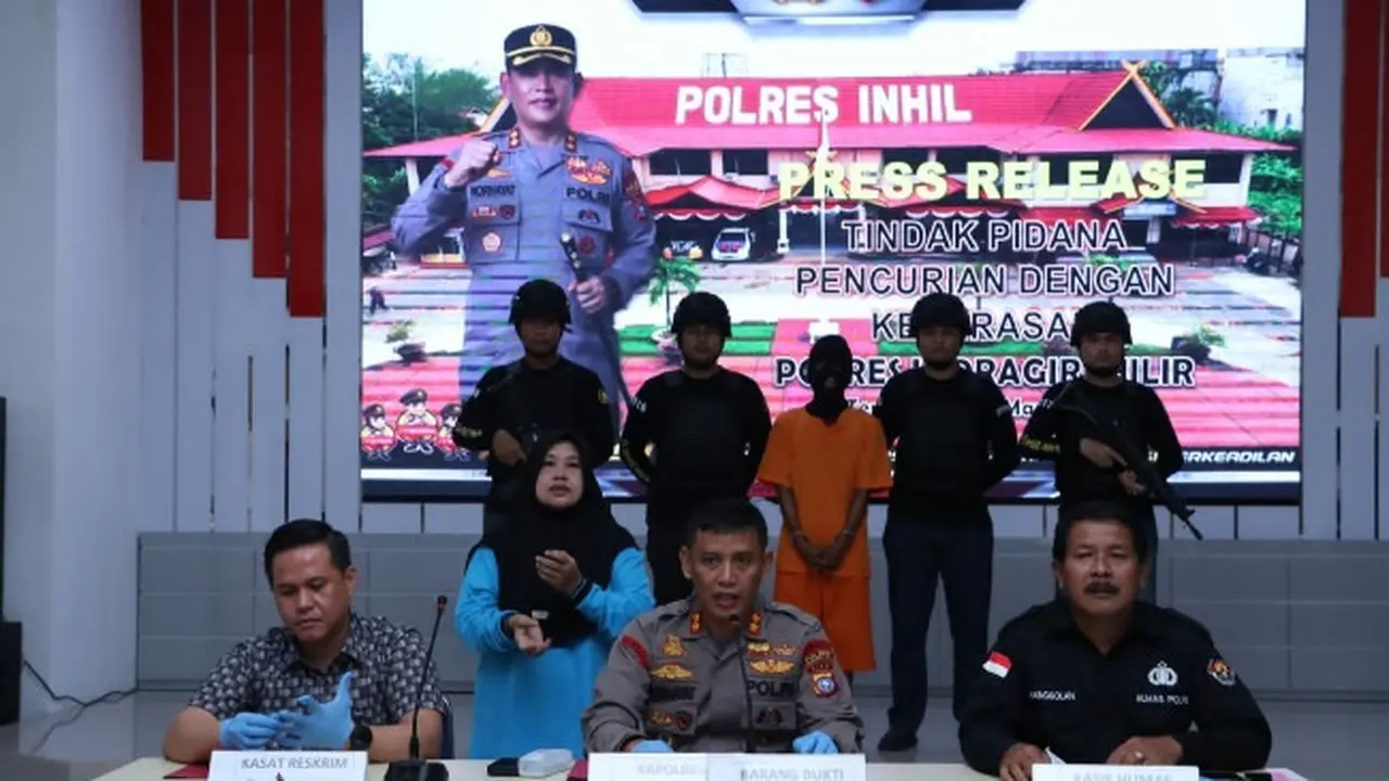 Konferensi pers penangkapan perampok bersenjata api di Polres Indragiri Hilir.