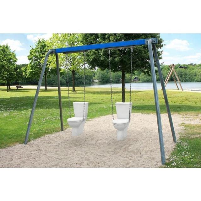 6 Ayunan Paling Gokil yang Bentuknya Absurd, Anak-Anak Melongo