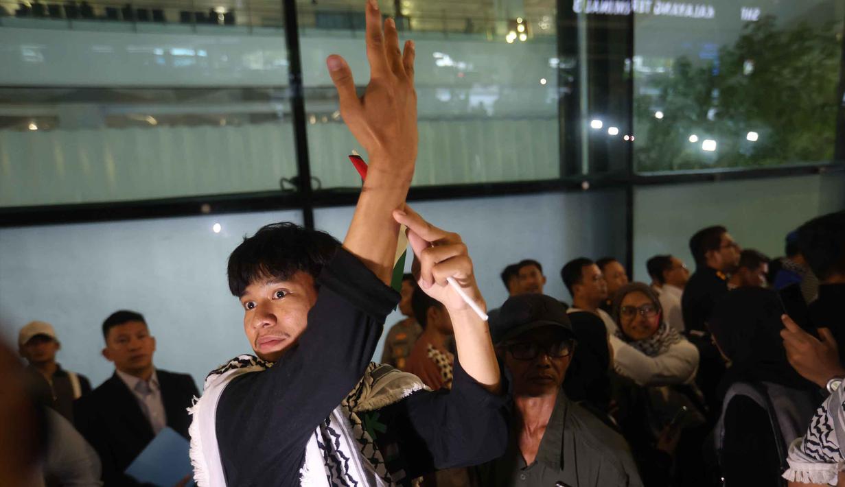 Salah satu jurnalis yang tergabung dalam misi Global Sumud Flotilla 2.0 menunjukkan luka bekas kekerasan militer Israel saat tiba di pintu kedatangan Terminal 3 Bandara Internasional Soekarno-Hatta pada Minggu (24/5/2026) sore. (Kapanlagi.com/Budy Santoso)