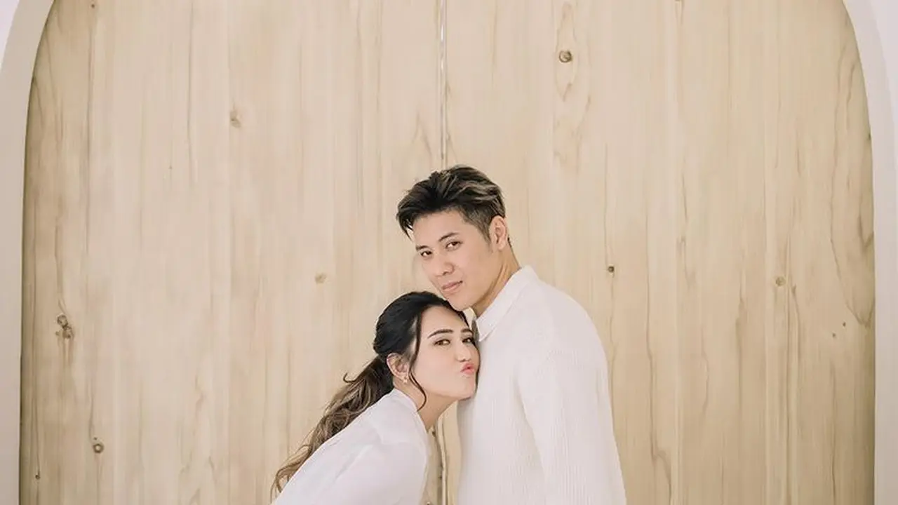 Potret mesra Via Vallen dengan Chervra Yolandi. (Foto: Instagram/viavallen)