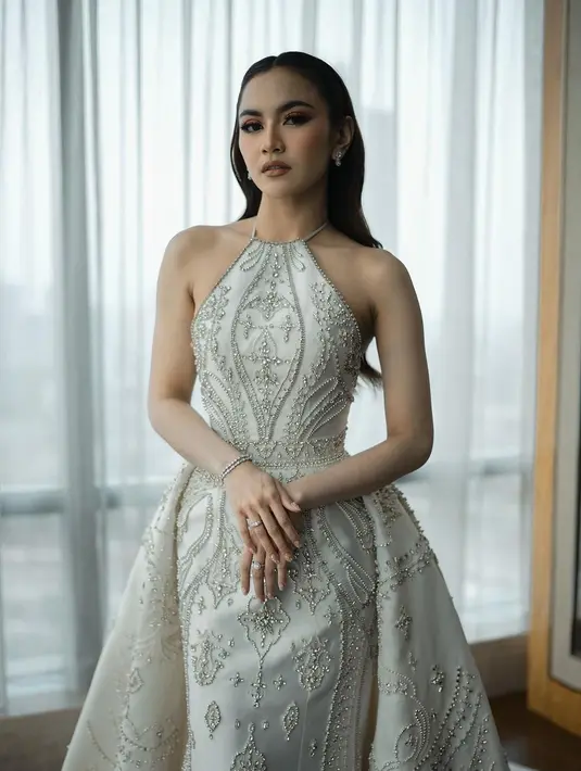 Melihat detail tampilan anggun Mahalini Raharja di resepsi pernikahan (@hiantjen)