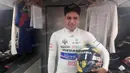 Pebalap Trident asal Indonesia, Philo Paz Armand, bersiap di team hospitality jelang GP2 Spanyol di Sirkuit Catalunya, Spanyol, Jumat (13/5/2016). (Bola.com/Reza Khomaini)