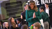 Melania Trump berinteraksi dengan anak-anak saat menghadiri Kampanye Program Korps Marinir AS "Toys For Tots" di Joint Base Anacostia-Bolling, Washington (13/12). Acara ini telah digelar lebih dari 70 tahun di AS. (AFP Photo/mandel Ngan)