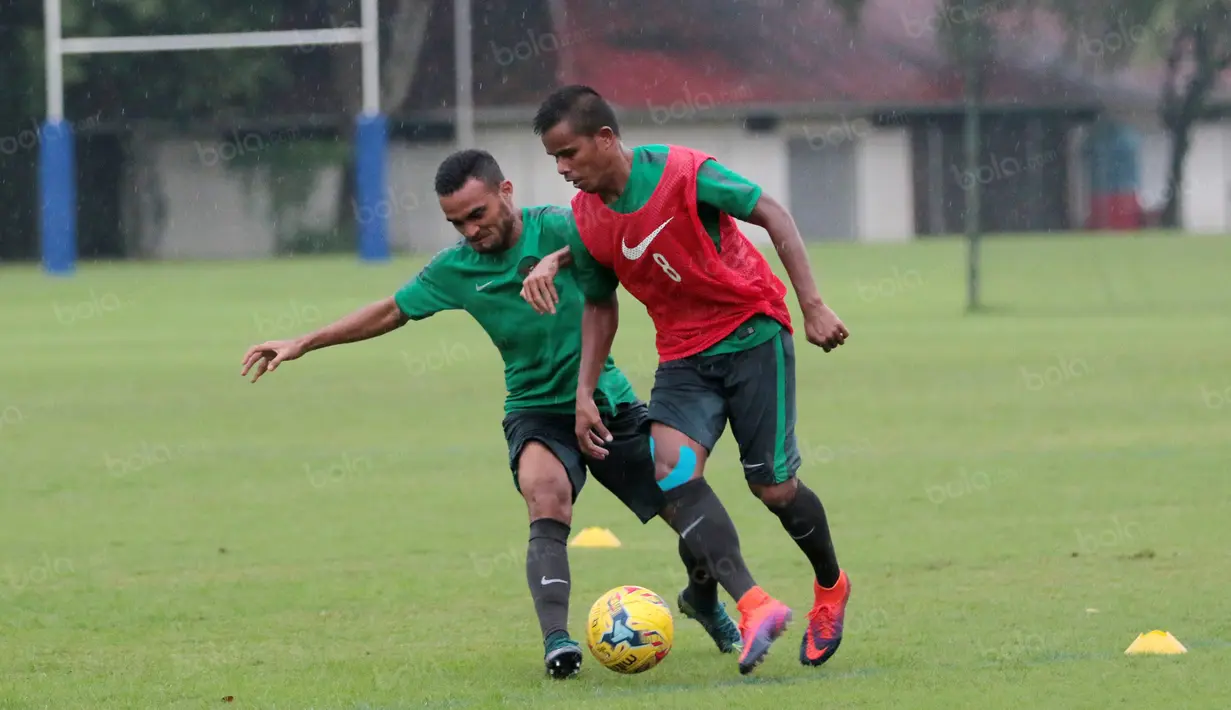 Manahati Lestusen (kanan) dan Rizky Pora berebut bola pada sesi atihan di Lapangan Sekolah Pelita Harapan, Karawaci, Jakarta, (11/11/2016). (Bola.com/Nicklas Hanoatubun)