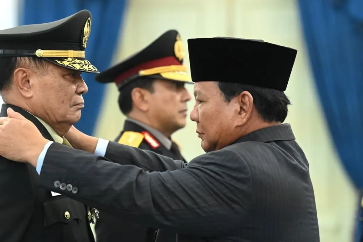 Presiden Prabowo Subianto menganugerahkan pangkat Jenderal TNI Kehormatan kepada Letnan Jenderal TNI (Purn.) Djamari Chaniago dan ke Letnan Jenderal Polisi (Purn.) Ahmad Dofiri.