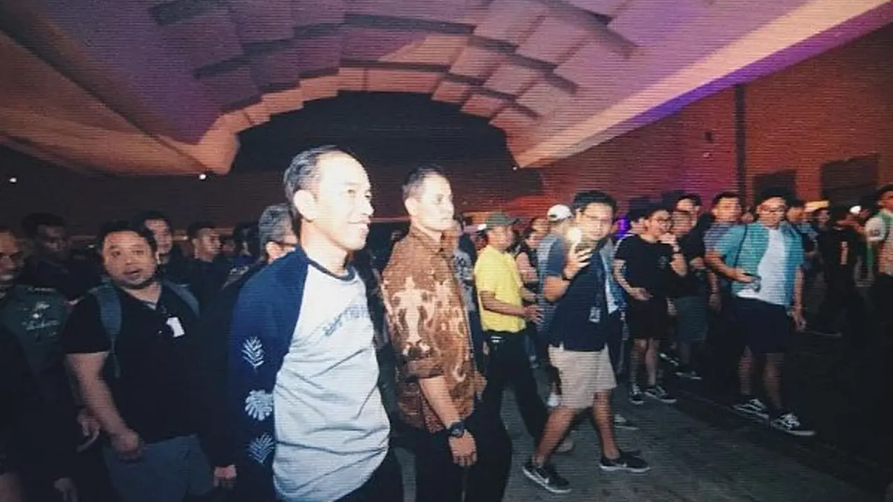 [Bintang] Pakai Kaus Seharga Rp249 Ribu, Jokowi Mampir ke We The Fest