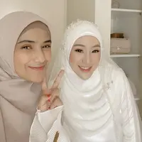 Terlihat, Nadya mengaplikasikan blushon dan eyeshadow coral. Dengan lipstik tipisnya. [@nadyamustikarahayu]