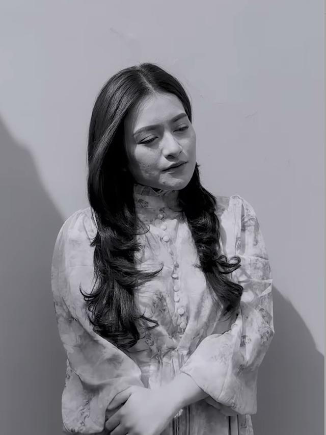 Gaya Busana Nathalie Holscher Setelah Lepas Hijab