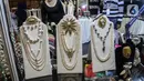 Salah satu produk kerajinan kalung yang dipamerkan pada pameran International Handicraft Trade Fair (INACRAFT) di Jakarta Convention Center (JCC), Senayan, Jakarta, Kamis (24/3/2022). Setelah vakum selama dua tahun lamanya, Jakarta INACRAFT akhirnya akan kembali digelar. (Liputan6.com/Johan Tallo)