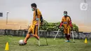 Para pemain Tim Macan Amputasian mengenakan masker untuk mencegah penularan COVID-19 saat berlatih di Jakarta, Sabtu (28/11/2020). Latihan tersebut dilakukan dalam rangka persiapan Piala Gubernur DKI tahun 2021 (Liputan6.com/Faizal Fanani)