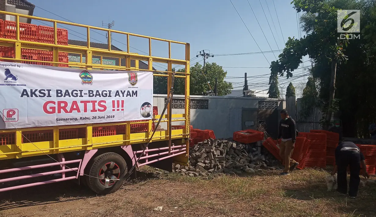 Pekerja menurunkan ayam di Kantor Dinas Pertanian Kota Semarang Jalan Slamet Riyadi, Rabu (26/6/2019). Sebanyak 11.000 ekor ayam hidup akan dibagikan gratis pada masyarakat Kota Semarang sebagai bentuk protes kepada pemerintah menyusul anjloknya harga broiler di pasaran. (Liputan6.com/Gholib)