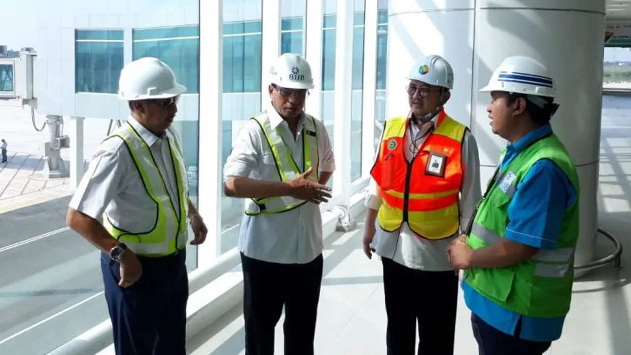 Menteri Perhubungan Budi Karya Sumadi mengecek pembangunan Bandara Kertajati atau Bandara Internasional Jawa Barat (BIJB), Rabu (4/4/2018). (Ilyas/Liputan6.com)