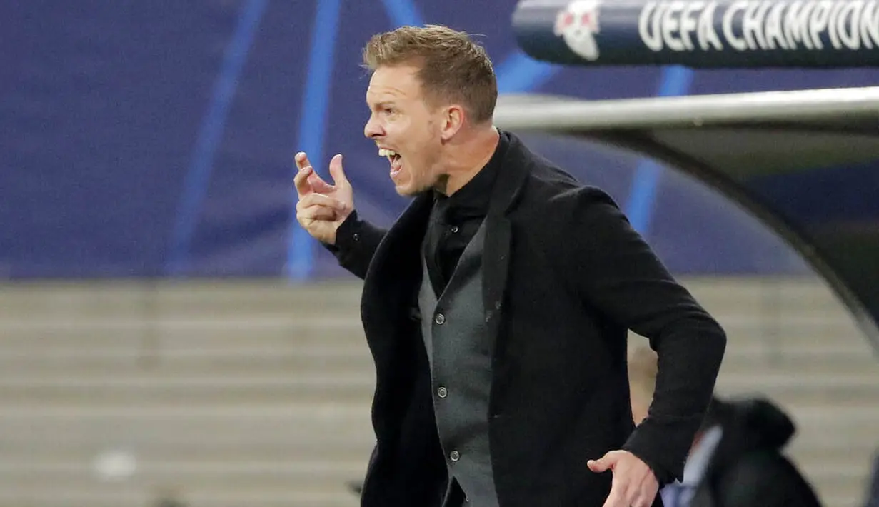 Pelatih RB Leipzig, Julian Nagelsmann, memberikan arahan kepada anak asuhnya pada laga Liga Champions di Stadion RB Arena, Rabu (21/10/2020). RB Leipzig menang dengan skor 2-0. (AP/Markus Schreiber)