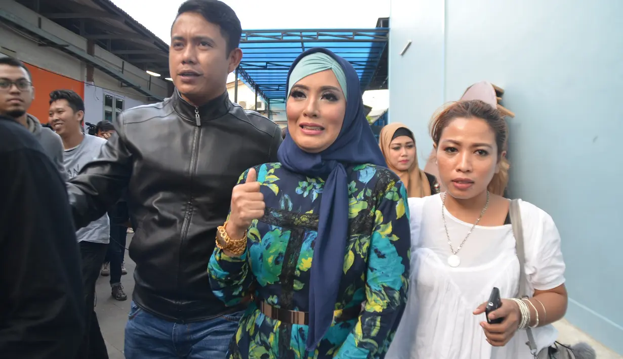 Elma Theana menjelaskan saat dirinya baru mengenal Gatot Brajamusti. Ia merasa nyaman, lantaran oleh Aa Gatot sudah menganggap Elma seperti adik sendiri.  (Andy Masela/Bintang.com)