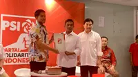 PSI resmi mengusung pasangan Andra Soni-Dimyati Natakusuma di Pilkada Banten 2024. Adapun surat rekomendasi diberikan langsung oleh Ketua Umum PSI Kaesang Pangarep di Kantor DPP PSI, Jakarta Kamis (18/7/2024). (Foto: Liputan6.com/Delvira Hutabarat).
