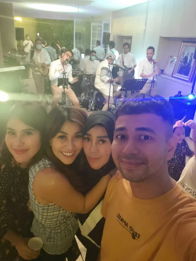 6 Potret Kebersamaan Raffi Ahmad dan Dua Adik Perempuannya, Kompak Sejak Kecil