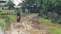 Kondisi jalan rusak di Kelurahan Sudiang Raya usai akses masuk ditutup portal (Liputan6.com/Fauzan)