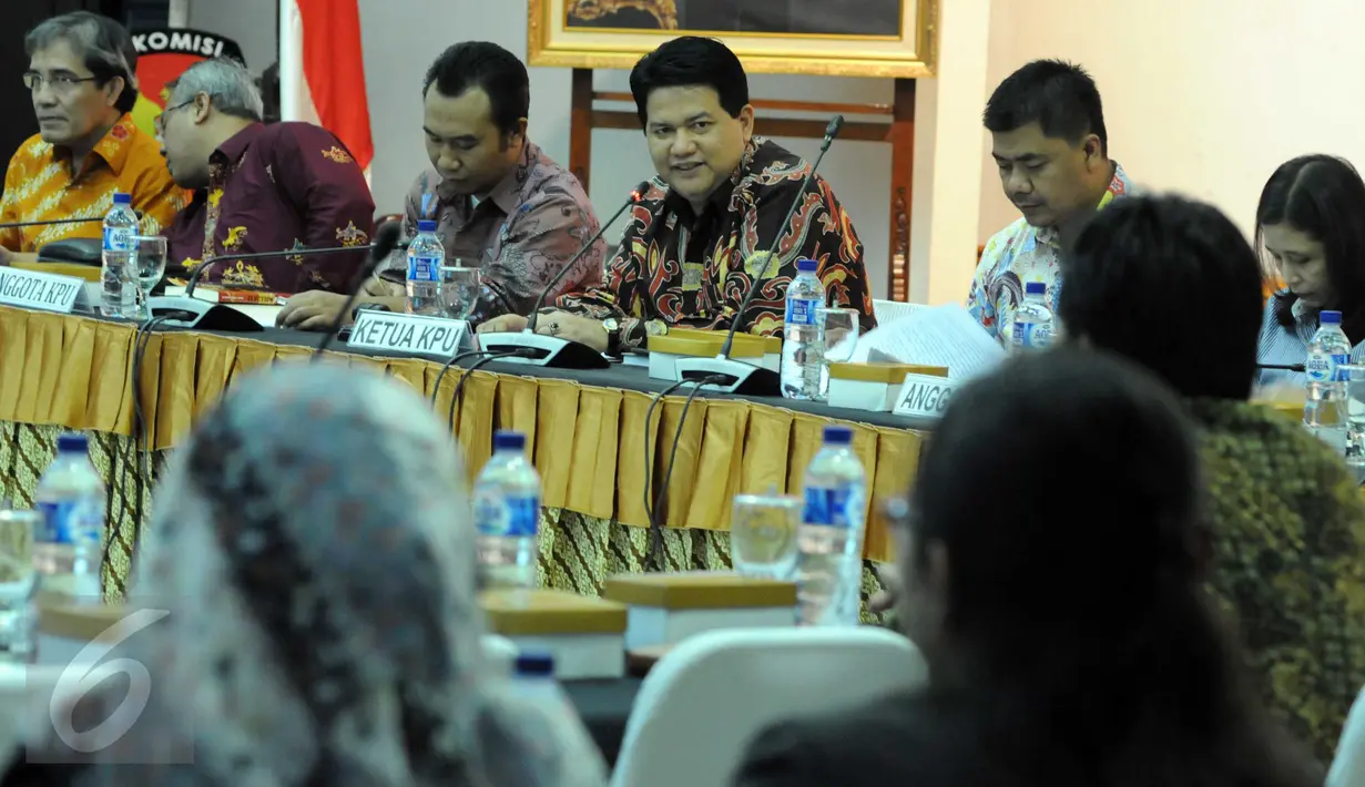 Ketua KPU Husni Kamil Malik (tengah) saat diskusi di kantor KPU, Jakarta, (14/3).Hal ini dilakukan untuk menyambut pemilihan Gubernur dan wakil gubernur, bupati dan wakil bupati dan walikota dan wakil walikota tahun 2017. (Liputan6.com/Helmi Afandi)