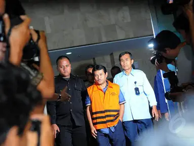 Bupati Bogor, Rachmat Yasin keluar Gedung KPK memakai rompi oranye yang merupakan baju kebesaran tahanan KPK  (Liputan6.com/Faisal R Syam)
