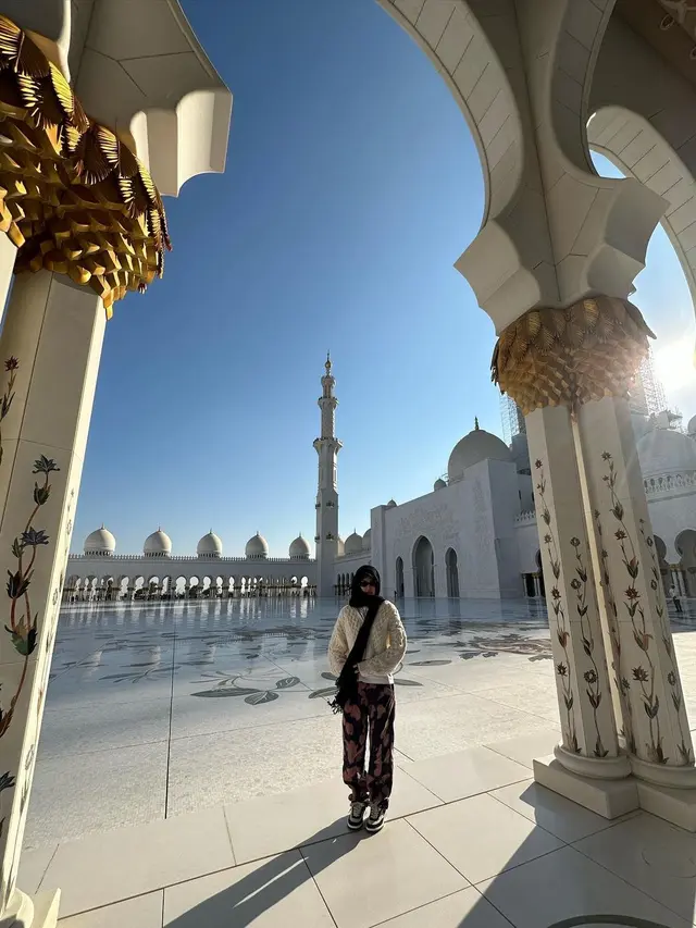 6 Potret Jennie BLACKPINK Pakai Kerudung saat Kunjungi Grand Mosque Abu Dhabi