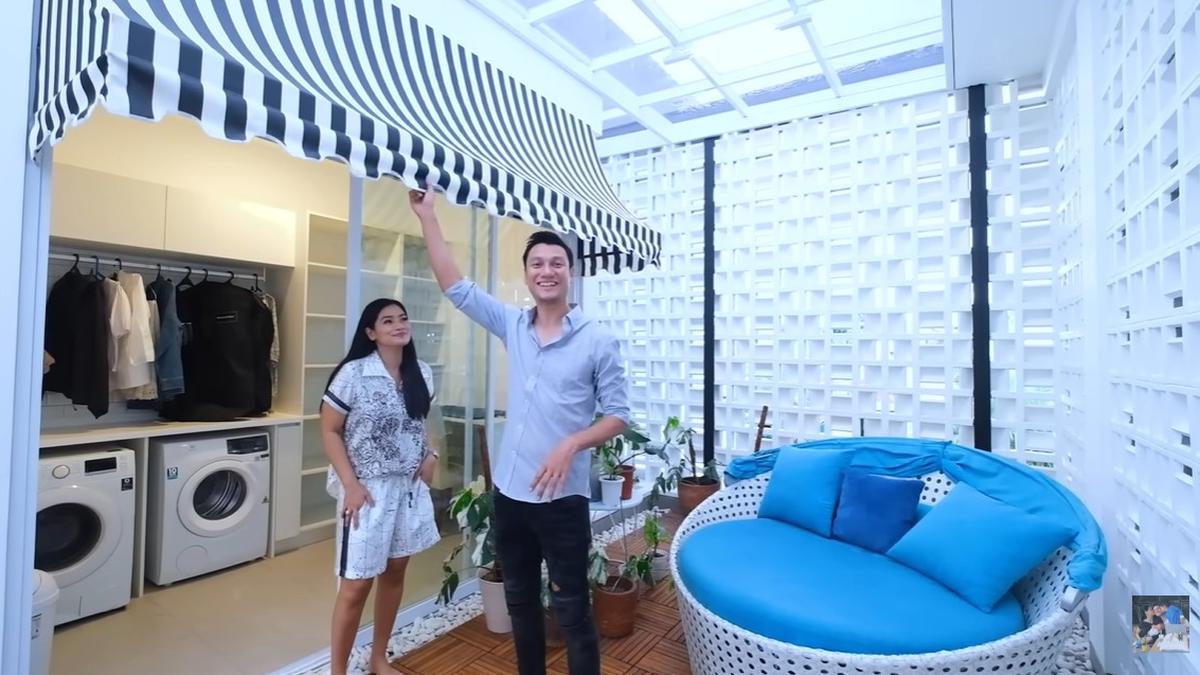 5 Potret Mushola Semi Outdoor dan Ruang Cuci di Rumah Titi Kamal, Minimalis Modern