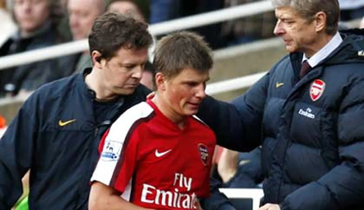 Arsenal's manager Arsene Wenger substitutes Andrei Arshavin against Sunderland during their English Premier League football match at The Emirates Stadium in London, England on February 21, 2009. AFP PHOTO/PAUL ELLIS