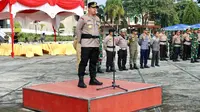 Kepala Polresta Pekanbaru Kombes Jeki Rahmat Mustika saat memimpin apel pergeseran pasukan pengaman Pemilu 2024 ke TPS. (Liputan6.com/M Syukur)