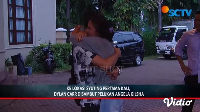 6 Potret Dylan Carr Kembali ke Lokasi Syuting, Dipeluk Angela Gilsha