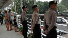 Aparat Kepolisian berjaga di sekitar Bundaran Hotel Indonesia, Jakarta (20/5/2015). Penjagaan ini berkaitan dengan akan dilaksanakannya aksi ribuan mahasiswa di depan Istana Presiden. (Liputan6.com/Johan Tallo)