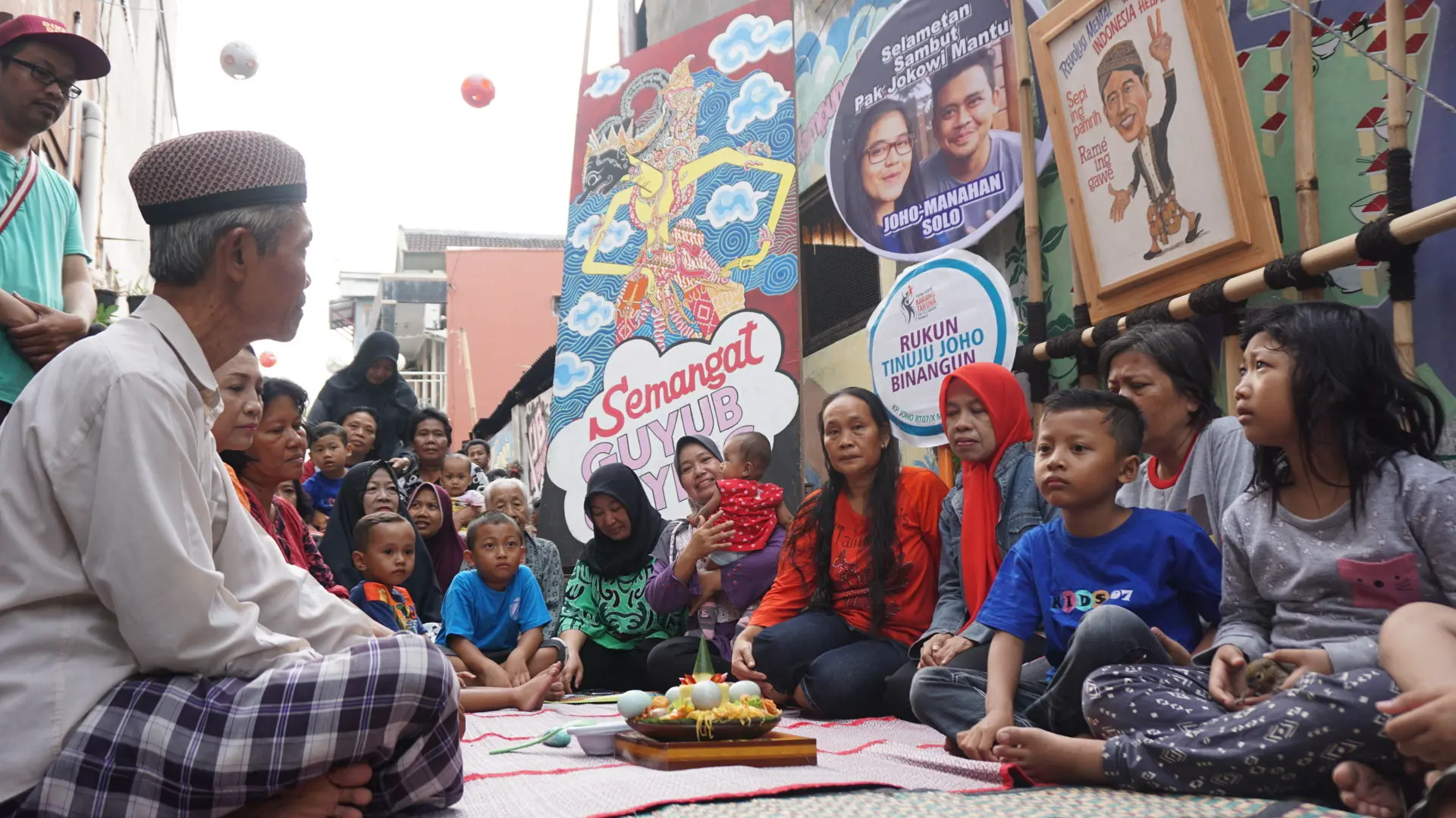 Acara kenduri itu ditandai dengan menggelar acara doa keselamatan yang dibacakan oleh sesepuh setempat. Setelah doa selesai, tokoh masyarakat itu pun langsung memotong nasi tumpeng untuk dibagikan kepada warga yang hadir dalam kenduri. (Liputan6.com/Fajar