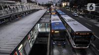 Sejumlah bus Transjakarta berhenti di Halte Harmoni, Jakarta, Selasa (10/5/2022). Penumpang bus Transjakarta kembali padat usai warga kembali beraktivitas pascalibur Lebaran. (merdeka.com/Iqbal S. Nugroho)