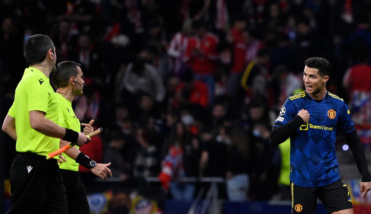 Hingga wasit pun menjadi lampiasan frustrasi. (AFP/Oscar Del Pozo)