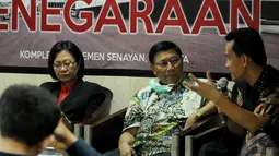 Pakar hukum tata negara Refli Harun (kanan) menjadi pembicara dialog kenegaraan bertemakan Check and balances antar lembaga negara MPR, DPR, DPD, Presiden, Senayan, Jakarta, Rabu (15/10/2014) (Liputan6.com/Andrian M Tunay)