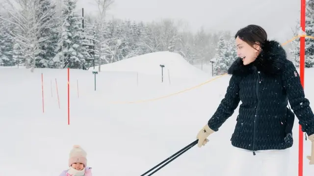 Potret seru Shandy Aulia main salju bareng Claire di Jepang. (credit: instagram.com/shandyaulia/missclaireherbowo)