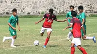 Duel uji coba Timnas Indonesia U-16 (merah) melawan PSS Sleman U-16 di lapangan UII, Sleman, Jumat (28/2/2020). (Bola.com/Vincentius Atmaja)