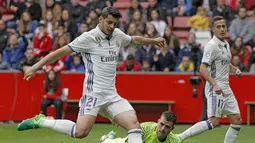 Pemain Real Madrid, Alvaro Morata (tengah) berusaha mengecoh kiper Sporting de Gijon, Ivan Cuellar 'Pichu' pada lanjutan La Liga di El Molinon Stadium, Gijon,(15/42017). Real Madrid menang 3-2. (EPA/Alberto Morante)