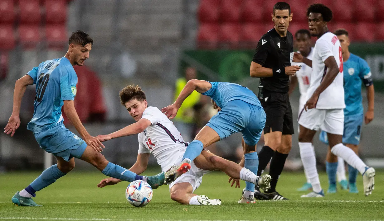 Pemain Timnas Inggris, Alex Scott (tengah) berebut bola dengan pemain Timnas Israel pada laga final UEFA European Championship U-19 di Trnava, Slovakia, 1 Juli 2022. Gelandang Bristol City tersebut tercatat memiliki nilai pasar Rp121,67 Miliar menurut situs Transfermarkt. (AFP/Vladimir Simicek)