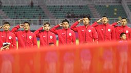 Para pemain starting XI Timnas Indonesia U-19 berbaris sembari menyanyikan lagu kebangsaan Indonesia Raya jelang menghadapi Filipina U-19 pada laga Grup A Piala AFF U-19 2024 di Stadion Gelora Bung Tomo, Surabaya, Rabu (17/7/2024). (Bola.com/Aditya Wany)