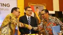 Gubernur Bank Indonesia, Agus Martowardojo berjabat tangan dengan Kepala Departemen Kebijakan Ekonomi dan Moneter, BI Juda Agung usai menyampaikan keterangan sesusai menggelar rapat koordinasi di Jakarta, Rabu (25/1). (Liputan6.com/Immanuel Antonius)