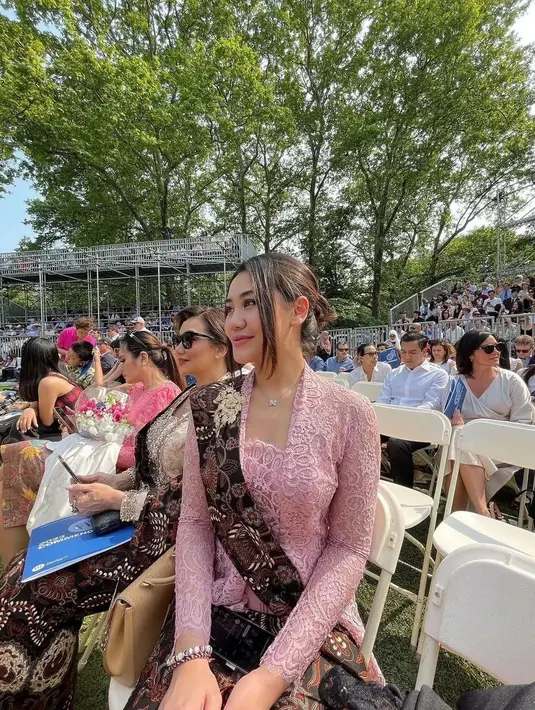 Mantan istri mendiang Adjie Massaid itu juga tampak mengenakan seledang batik bersama putrinya. Penampilan keduanya pun berhasil mencuri perhatian. Keduanya tampak anggun dengan kebaya yang dikenakan. [Instagram/aaliyah.massaid/rezaartameviaofficial]