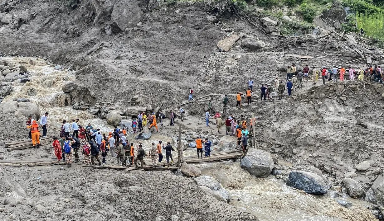 Personel dari Pasukan Penanggulangan Bencana Nasional India (NDRF) berupaya menyelamatkan para peziarah Hindu setelah banjir bandang melanda sebuah desa di distrik Kishtwar pada 15 Agustus 2025. (Mir Imran/AFP)