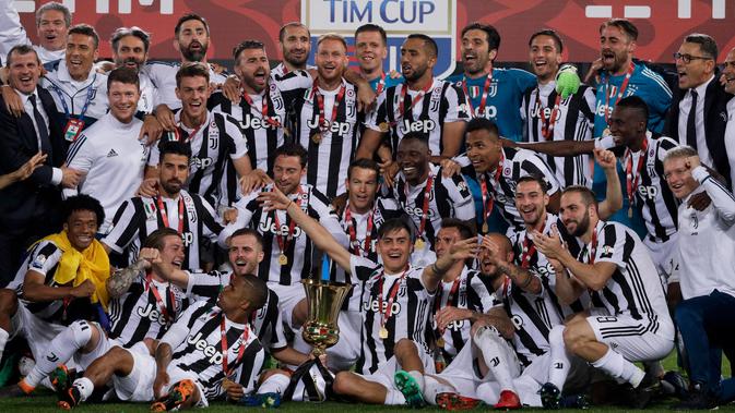 Pemain Juventus merayakan keberhasilan menjuarai Coppa Italia 2017-2018 seusai mengalahkan AC Milan pada pertandingan final di Stadion Olimpico, Roma, Kamis (10/5). Juventus keluar sebagai juara setelah mengalahkan AC Milan 4-0. (AP/Gregorio Borgia)