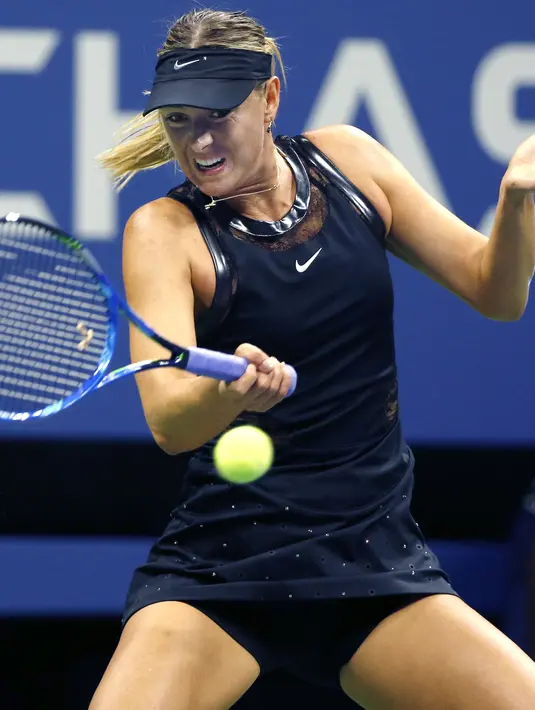 Gaya Maria Sharapova mengembalikan bola kearah Simona Halep  pada turnamen AS Terbuka 2017 di Stadion Arthur Ashe, New York (28/8/2017). Sharapova menang 6-4,4-6,6-3. (AP/Kathy Willens)