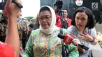 Mantan Sekretaris Direktur Jenderal Administrasi Kependudukan Kementerian Dalam Negeri, Triyuni Soemartono saat ditanya wartawan usai menjalani pemeriksaan  kasus E-KTP di gedung KPK, Jakarta, Jumat (1/2). (Merdeka.com/Dwi Narwoko)