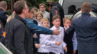 Dalam gambar yang diambil dari video ini, anak-anak sekolah berlari dari lokasi penembakan di Sekolah No. 88, Izhevsk, Rusia, Senin (26/9/2022). Pihak berwenang mengatakan seorang pria bersenjata telah menewaskan 15 orang dan melukai 24 lainnya di sebuah sekolah di Rusia tengah. (Izhlife.ru via AP)