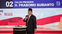 Calon presiden nomor urut 02 Prabowo Subianto memberi paparannya dalam debat kedua Pilpres 2019 di Hotel Sultan, Jakarta, Minggu (17/2). Debat dipimpin oleh Tommy Tjokro dan Anisha Dasuki. (Liputan6.com/Faizal Fanani)