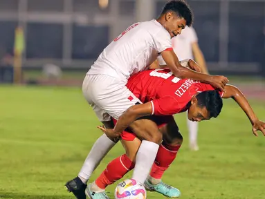 Pemain belakang timnas Indonesia U-20, Muhammad Alfharezzi Buffon (kanan) berebut bola dengan Abdulaziz Awadh Masnom (Yaman) pada pertandingan kualifikasi Piala Asia U-20 grup F di Stadion Madya, Kompleks Gelora Bung Karno, Jakarta, Minggu (29/9/2024). (Liputan6.com/Angga Yuniar)