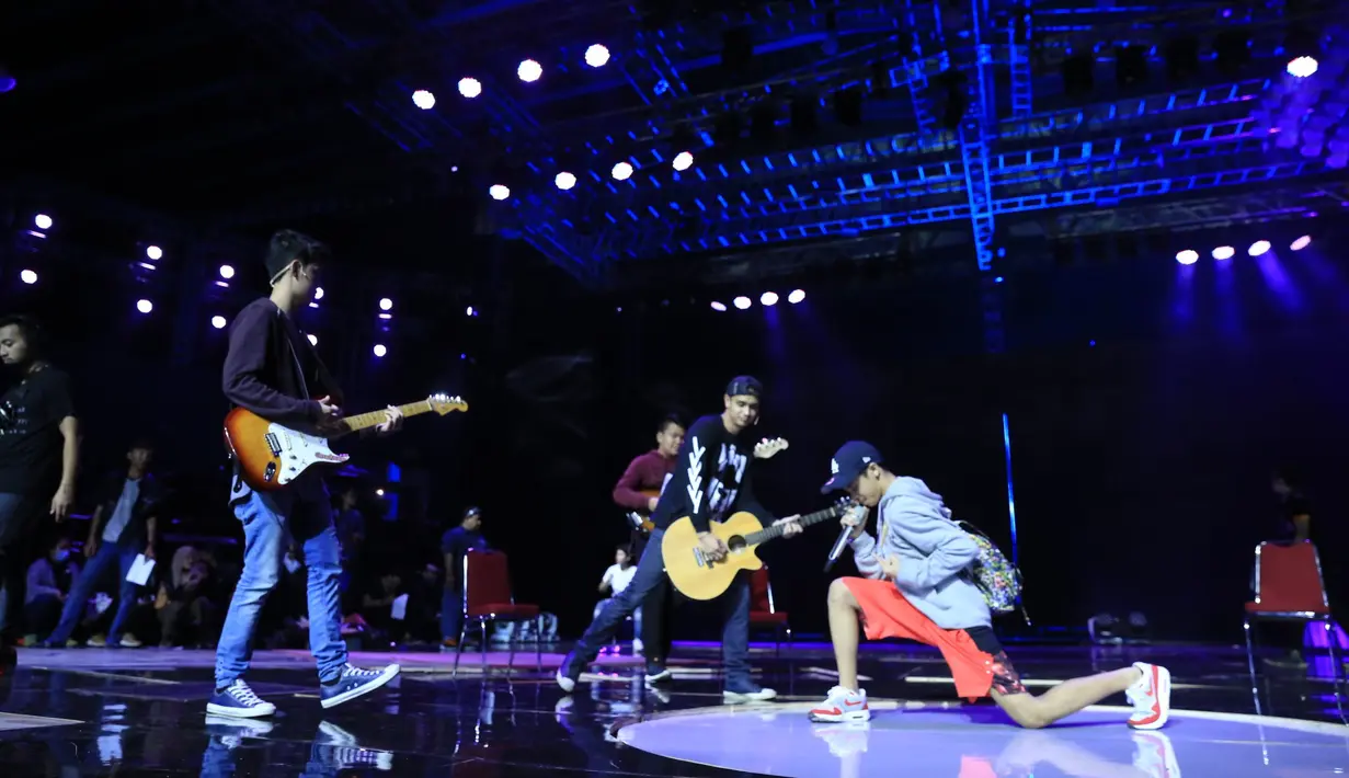 Young Gunz terdiri dari Bastian (mantan personel CJR), Kiki (personel CJR) serta Aliando (artis Ganteng-Ganteng Serigala), Evra (YouTuber yang hobi membawakan lagu orang), serta Ajun Prawira (artis FTV yang hobi bermain musik). (Adrian Putra/Bintang.com)