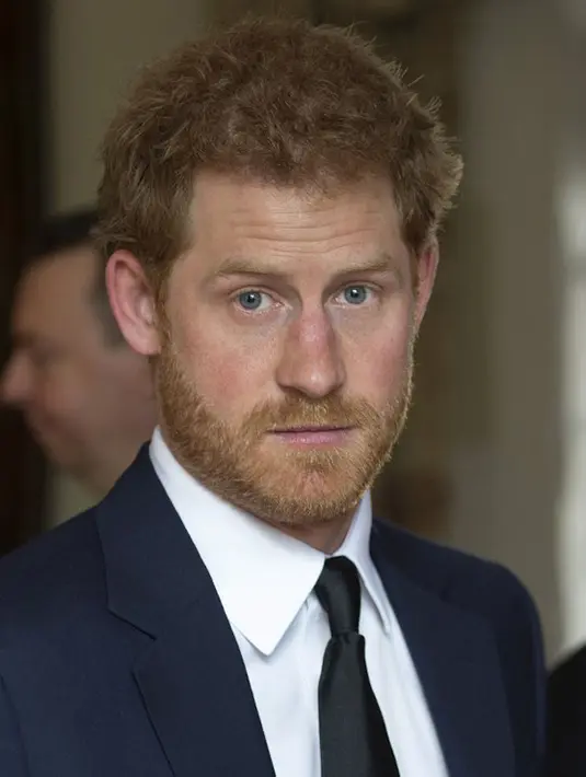 Saat itu terlihat pangeran Harry dan perempuan itu sedang melakukan perbincangan yang begitu ramah. Harry pun juga menikmati hidangan berbuka lainya yang menjadi ciri khas daerah tersebut. (AFP/Bintang.com)